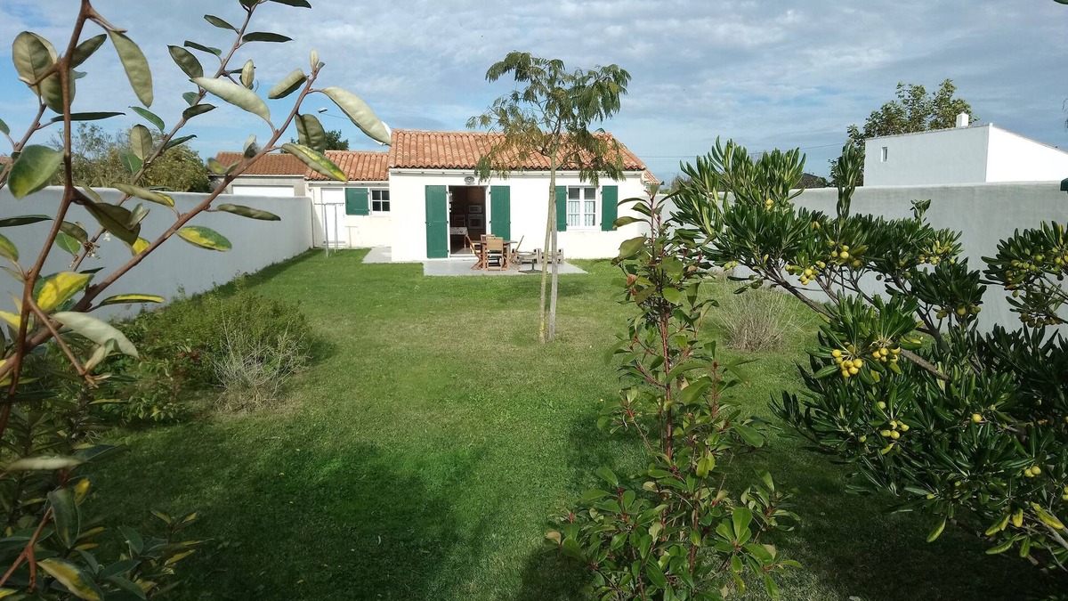 Ars-en-Re House | Vacation home with garden close to port and market
