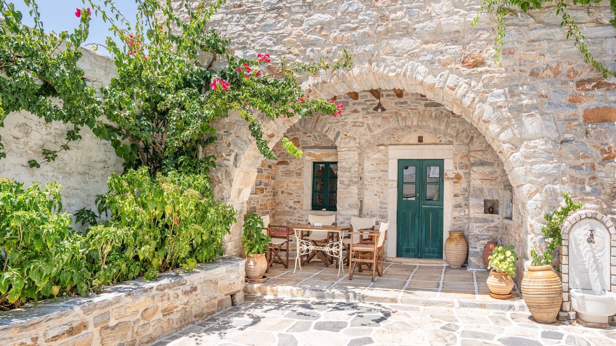 Filoti House | Vacation Home "Zeus House" with Mountain View, 2 Private Terraces & Wi-Fi