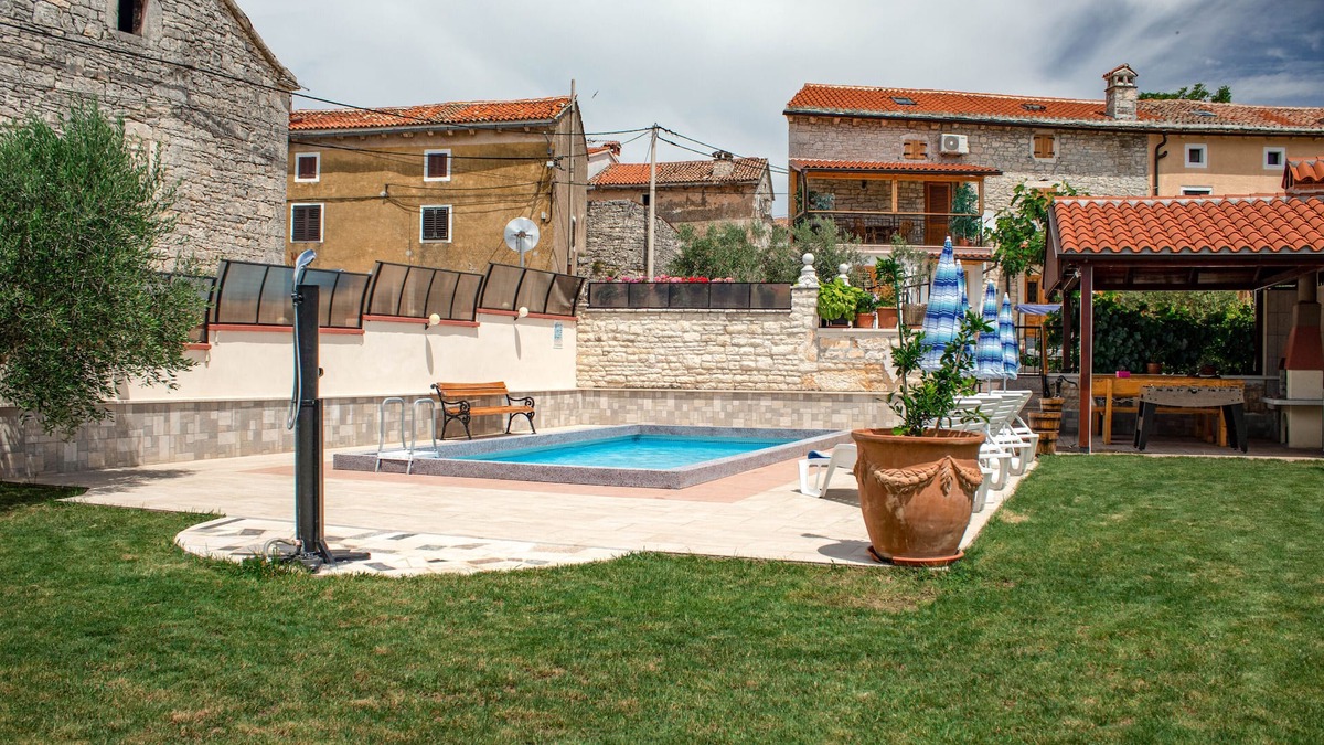 Rezanci House | Vacation house with PRIVATE garden, pool, table tennis and soccer. Max 4 persons