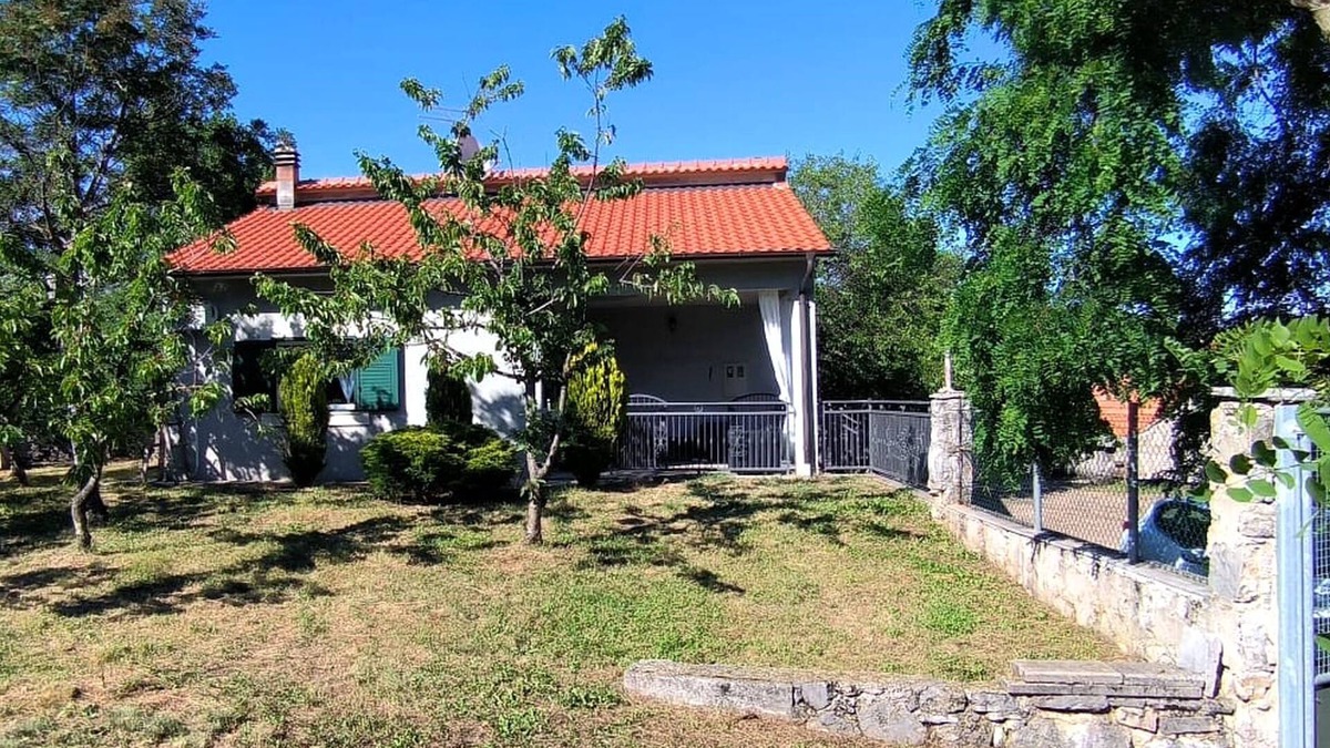 Vrlika House | Vacation house with 4-bedrooms, jacuzzi, gym and huge garden