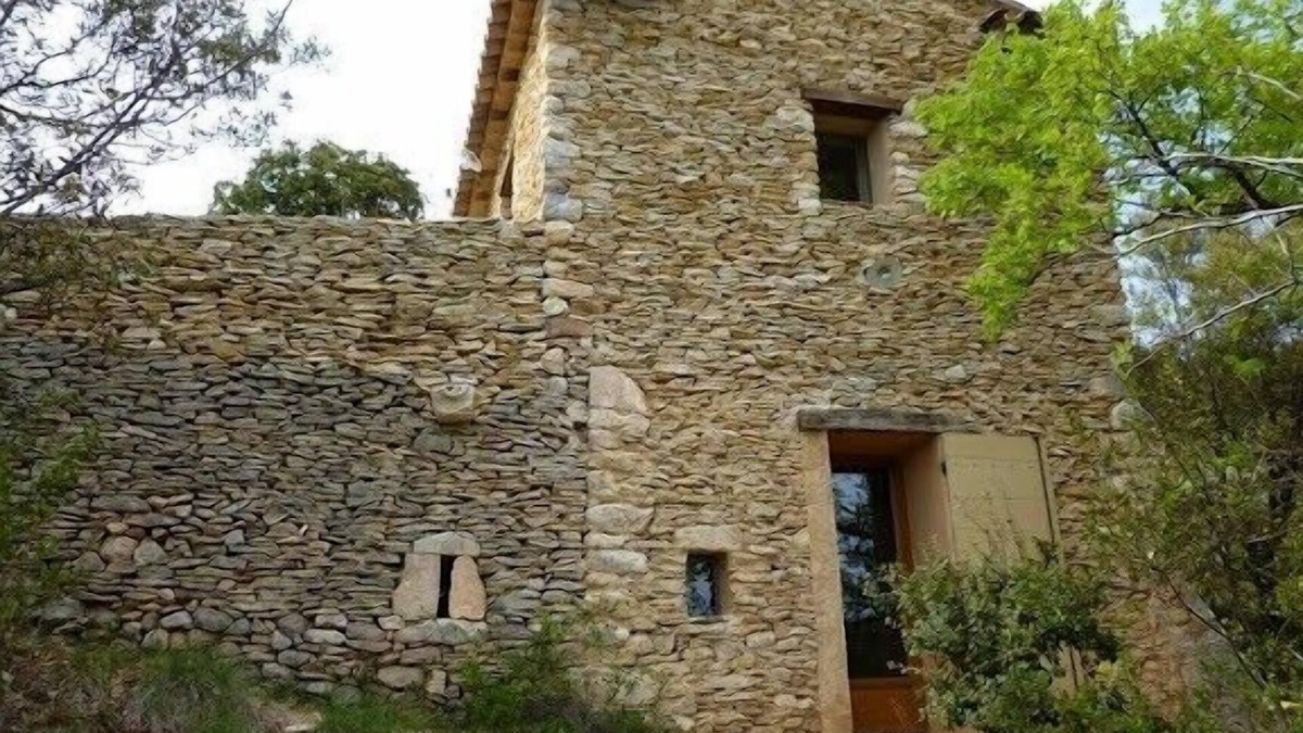 Saint-Saturnin-les-Apt Cottage | Vacation in an authentic maset dry stone in the scrubland