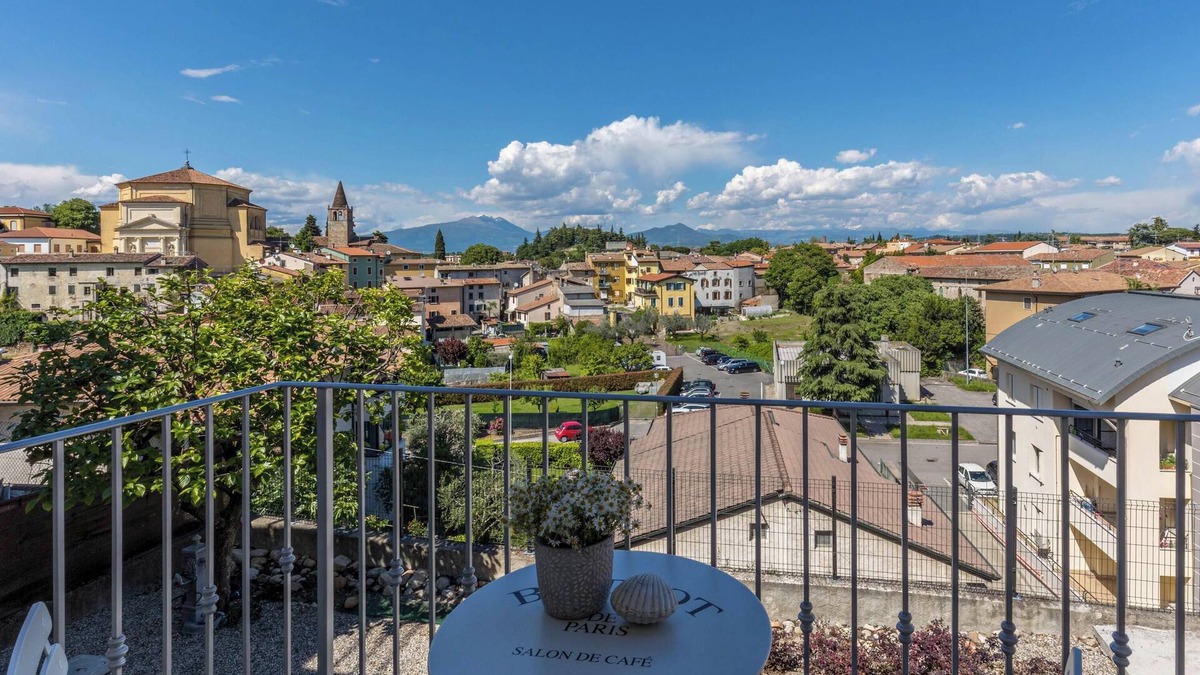 Castelnuovo del Garda House | Vacation Home 'Homely Feeling' with Wi-Fi, A/C, Balcony & Garden