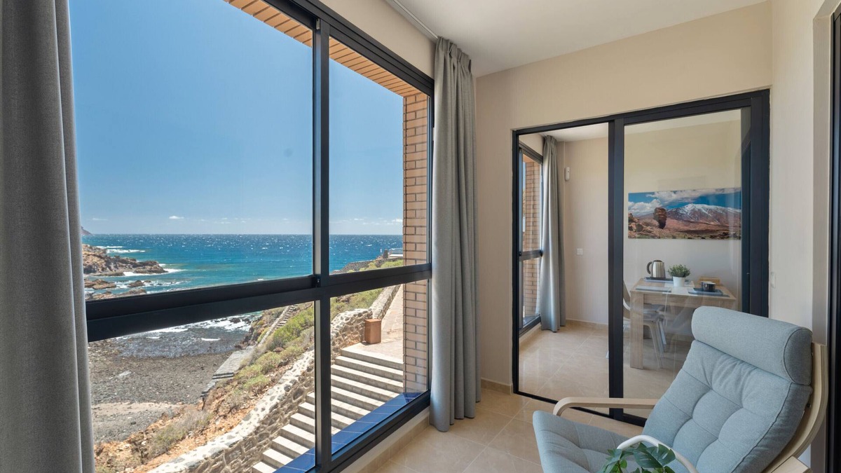 Los Abrigos Apartment | Vacation 'Maresía' with Sea View, Private Terrace and Wi-Fi