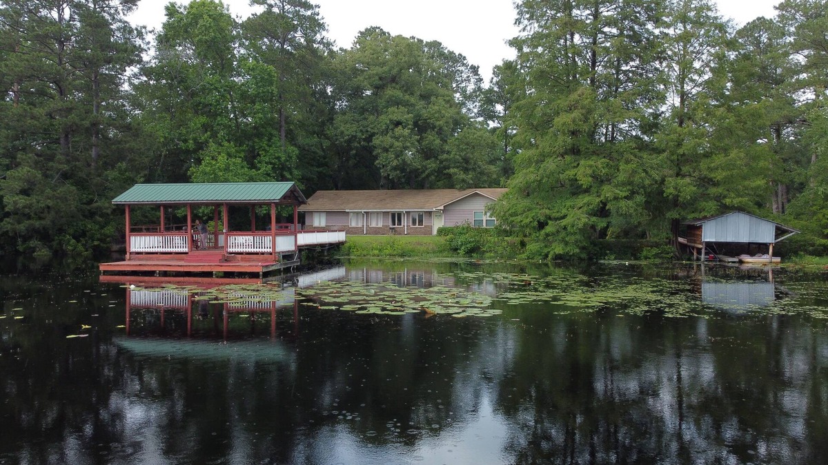 Dover House | Vacation Pond House Retreat