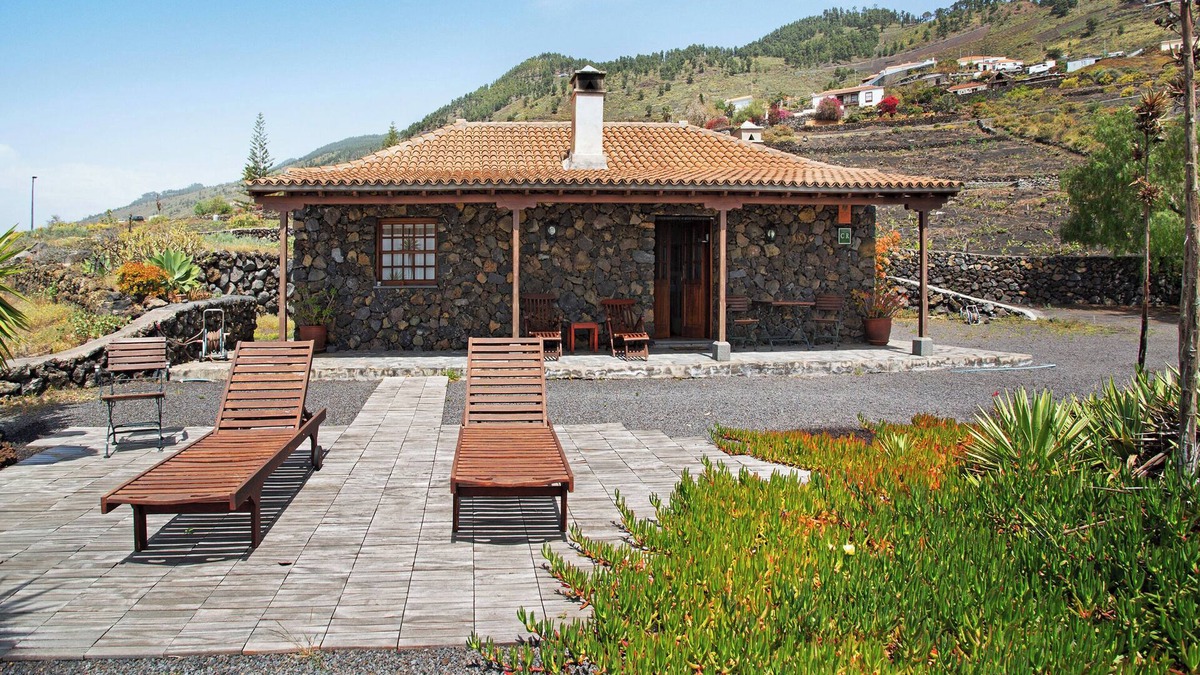 Los Quemados House | Vacation Rental 'Casa Rural Los Llanos Negros' with Sea View, Garden & Wi-Fi