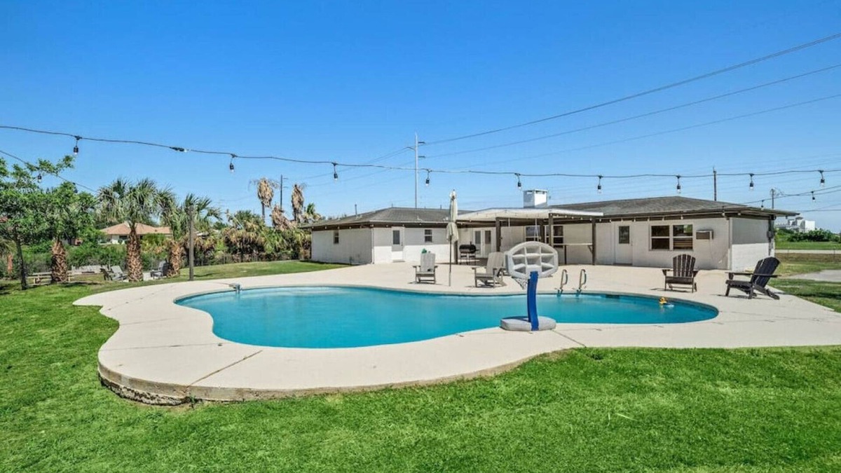 Galveston House | Vacation Retreat with Pool and Game Room