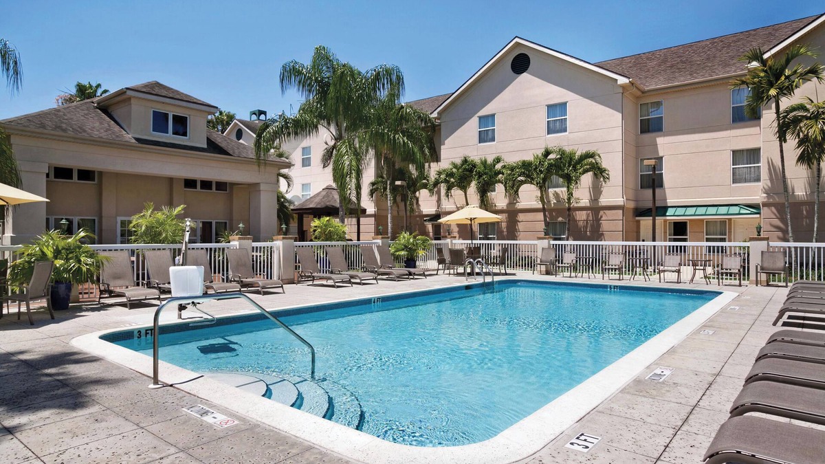 Villas Apartment | Vacation Starts Here! Outdoor Pool and BBQ Facilities, Near Fish Tale Marina!