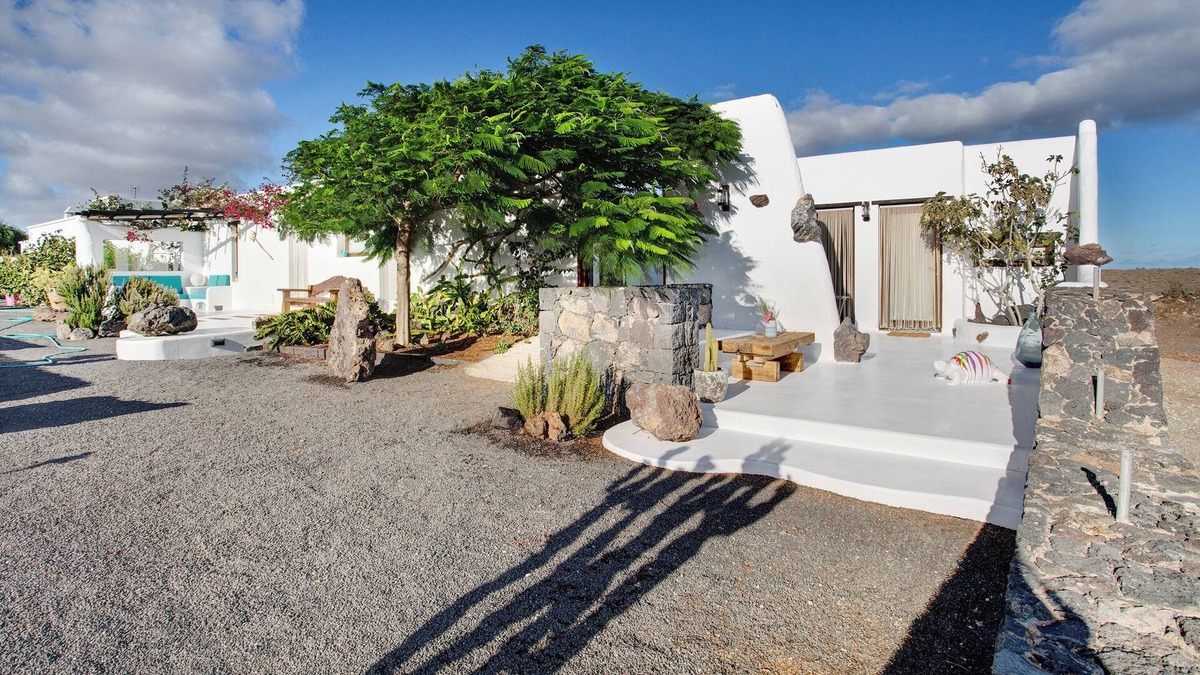 Arrecife Apartment | Vacation Studio 'Apartamento La Higuera' with Sea View, Wi-Fi and Air Conditioning