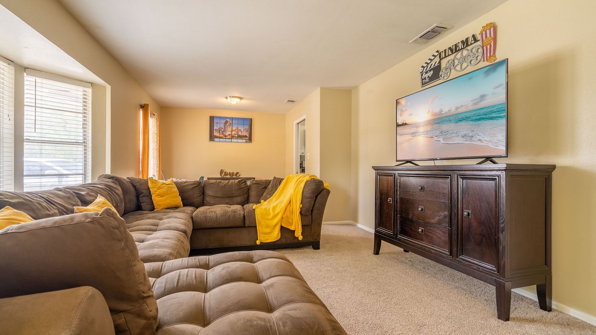 Live Oak House | VacayFunHouse between SA&New Braunfels w/King Bd