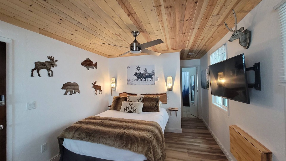Vail Apartment | Vail - 2 Guests - Private Studio w/Queen Bed - Pet Friendly!