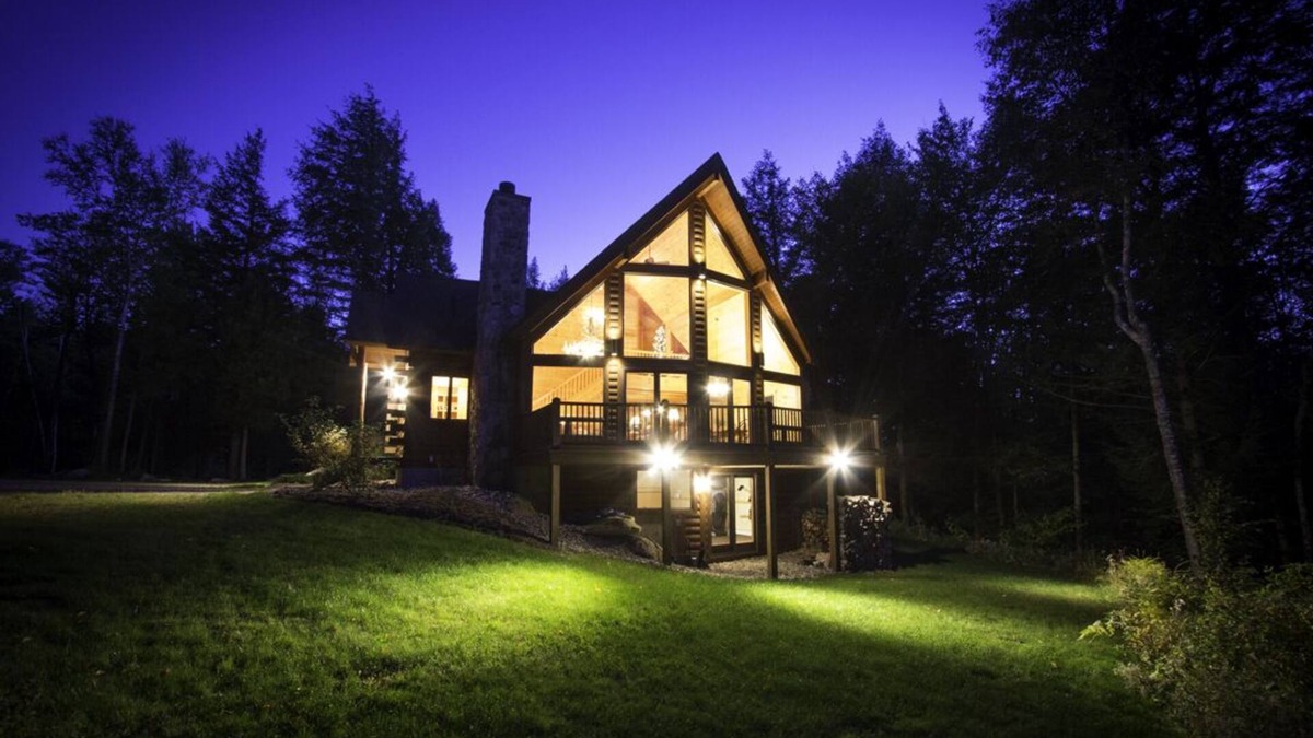 Sunday River Area House | Vail Log Cabin - Large Custom Log Home. Spacious, family-friendly and close to Sunday River