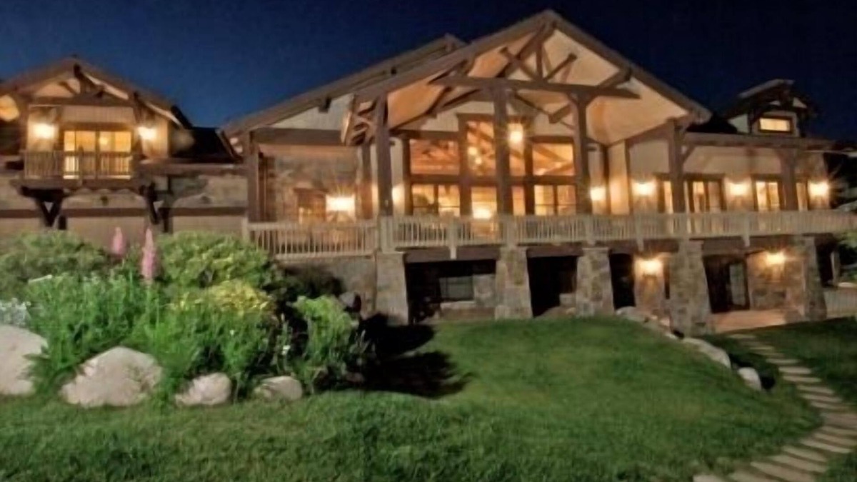 Edwards House | Vail Valley Custom Home- 6 bd, 5.5 ba, 6,300 sq ft. Gorgeous views and location!