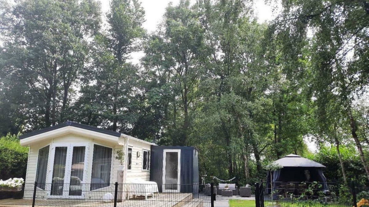 Sumar Ski Chalet | Vakantieoord Chalet With Veranda, Located in Friesland, Camping on the Lake