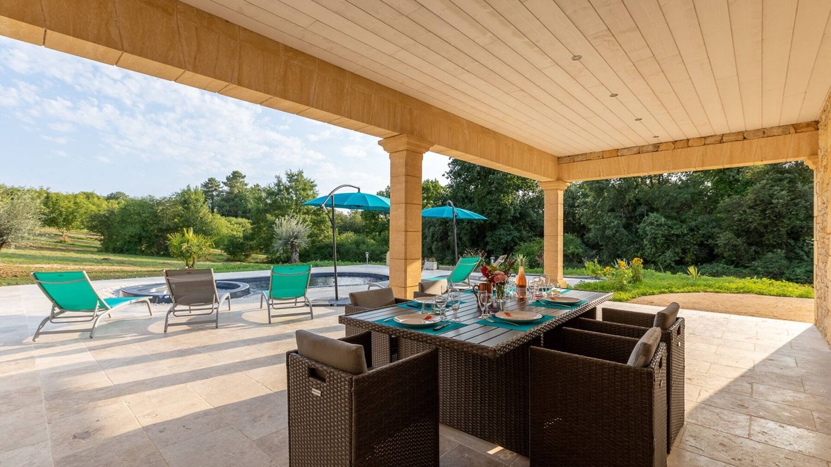 Proissans House | Val Da Pia is a modern Périgord-style villa