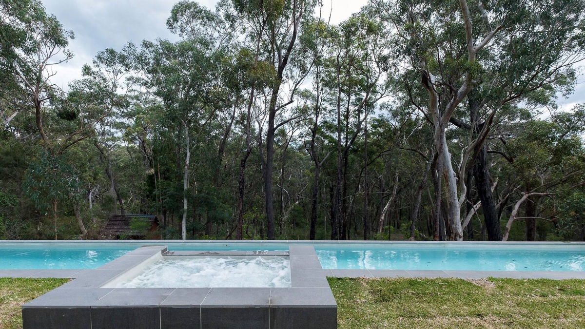 Yerrinbool House | Valencia Cottage: Relax, Swim & Spa.