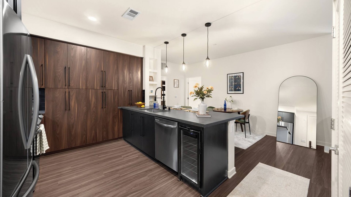Airport Area Apartment | Valeria - Prime Luxury Apartment - 1BR King Bed/1BA w/Amenities