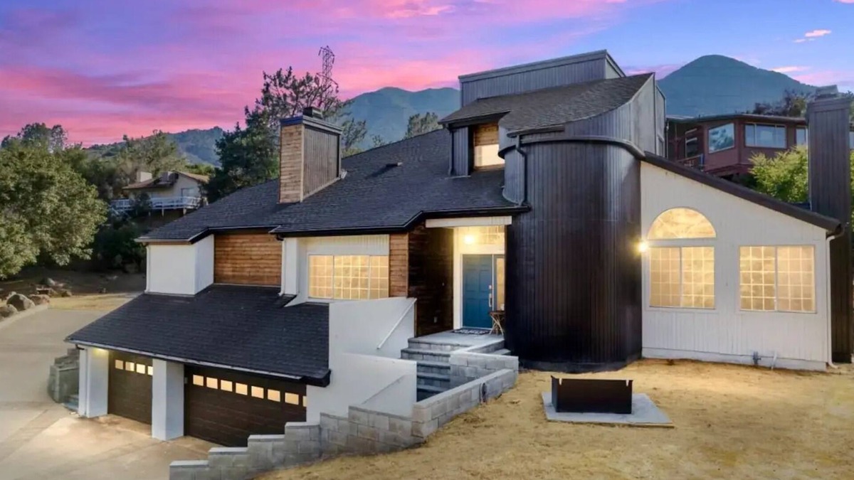 Kernville House | Valhalla House, Luxury Home, 1mi to Downtown, 4 BR, Game Room, Hot Tub, Backyard