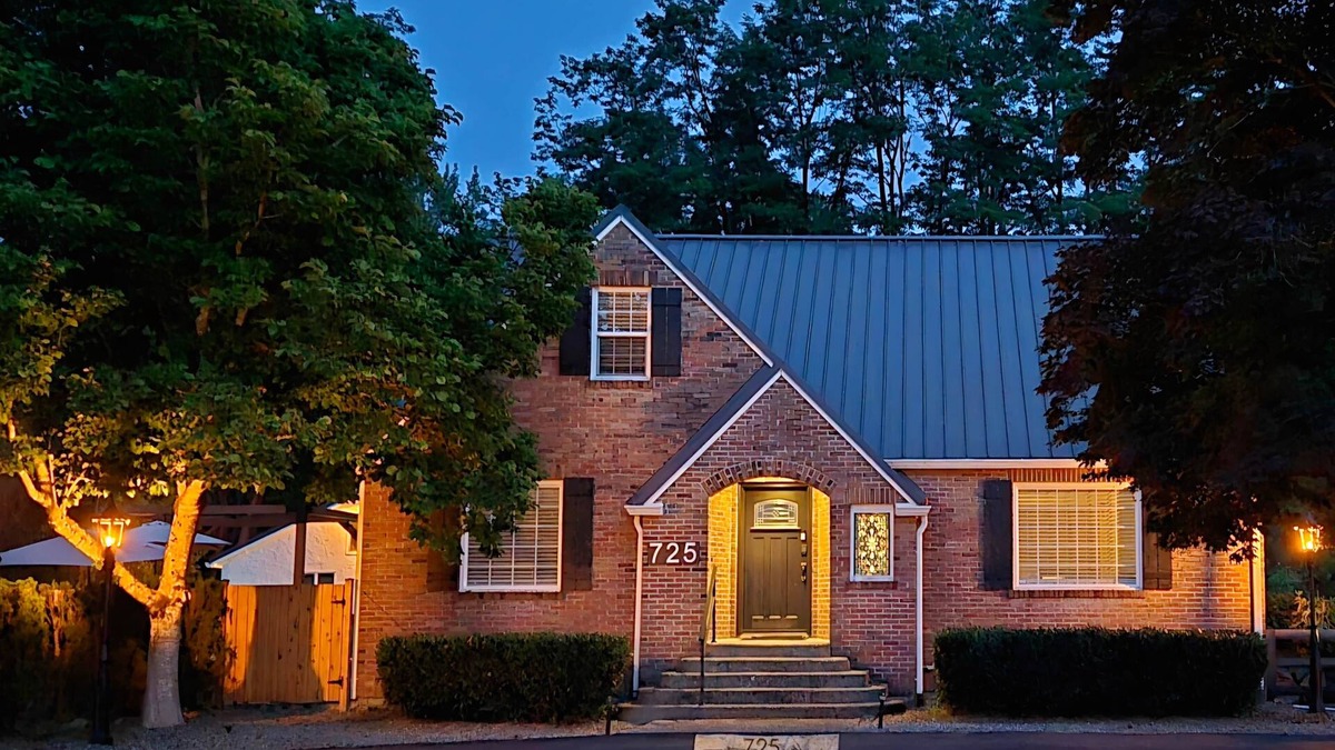North Bend House | Valley Brickhouse - Hot Tub, Trails, EV Charger - 1 mile to Downtown