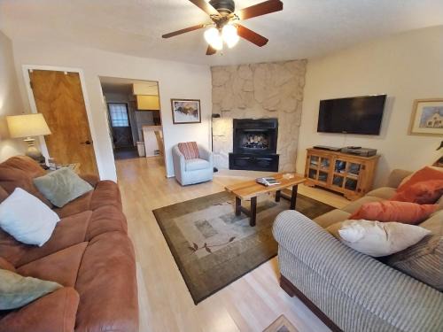 Red River House | Valley Condo 126 - Creekside - WiFi - Hot Tub - Fireplace - Washer - Dryer - Playground