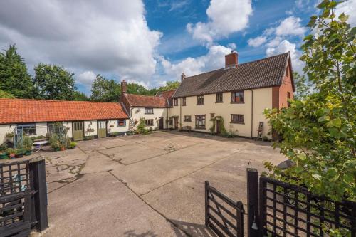 Halesworth House | Valley Farmhouse, Westhall