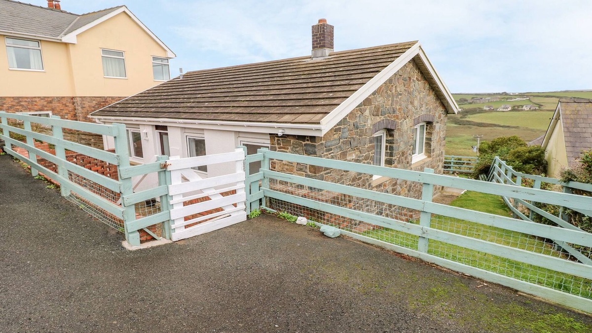 Penycwm Cottage | VALLEY HIGH, pet friendly, country holiday cottage in Solva