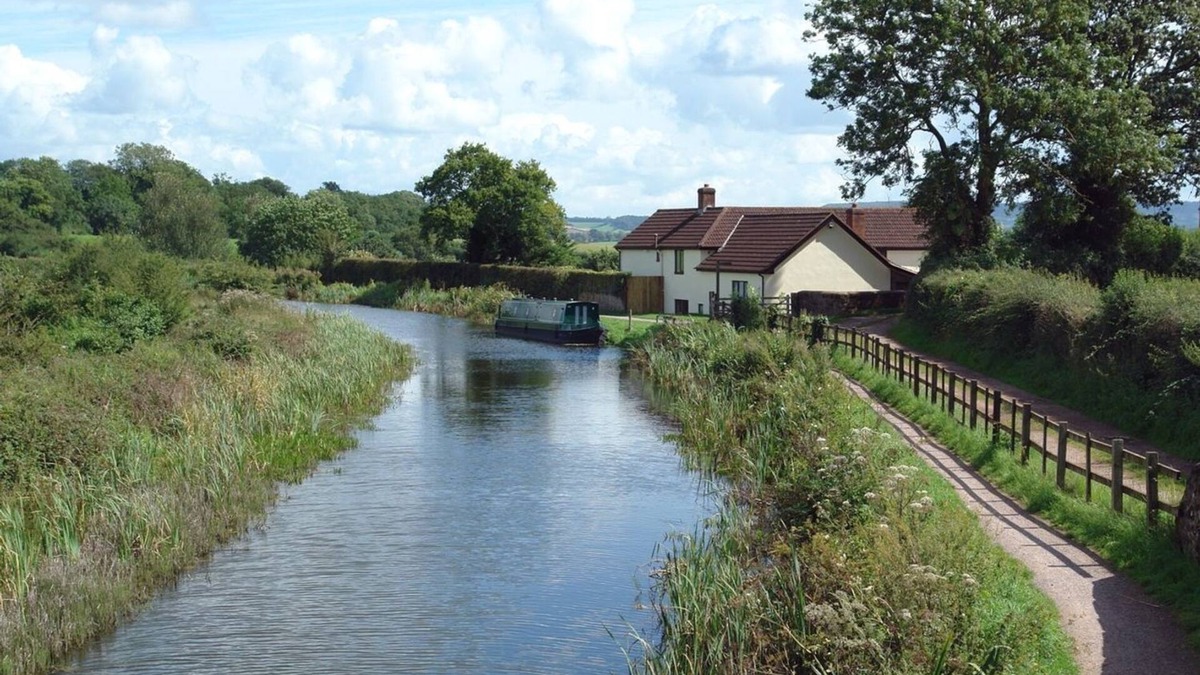 Tiverton Cottage | VALLEY HOUSE, family friendly, with a garden in Tiverton