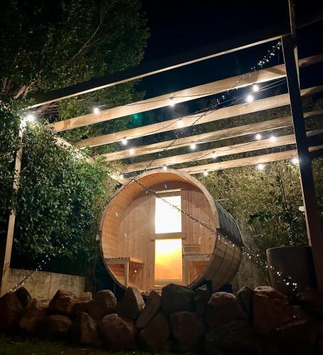 Port Lincoln House | Valley View Home - Barrel Sauna, Woodfired Pizza Oven, Firepit, Kids Playset