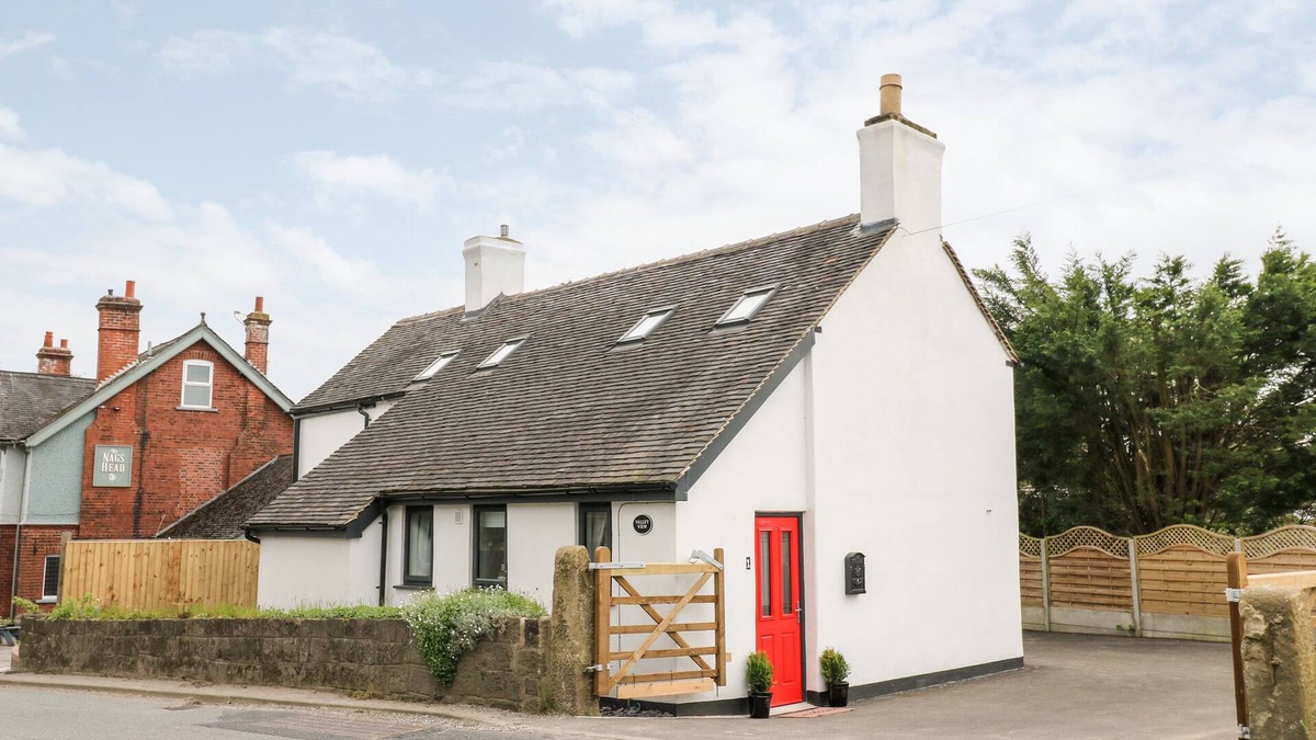 Hulland Ward Cottage | VALLEY VIEW, pet friendly, luxury holiday cottage in Ashbourne