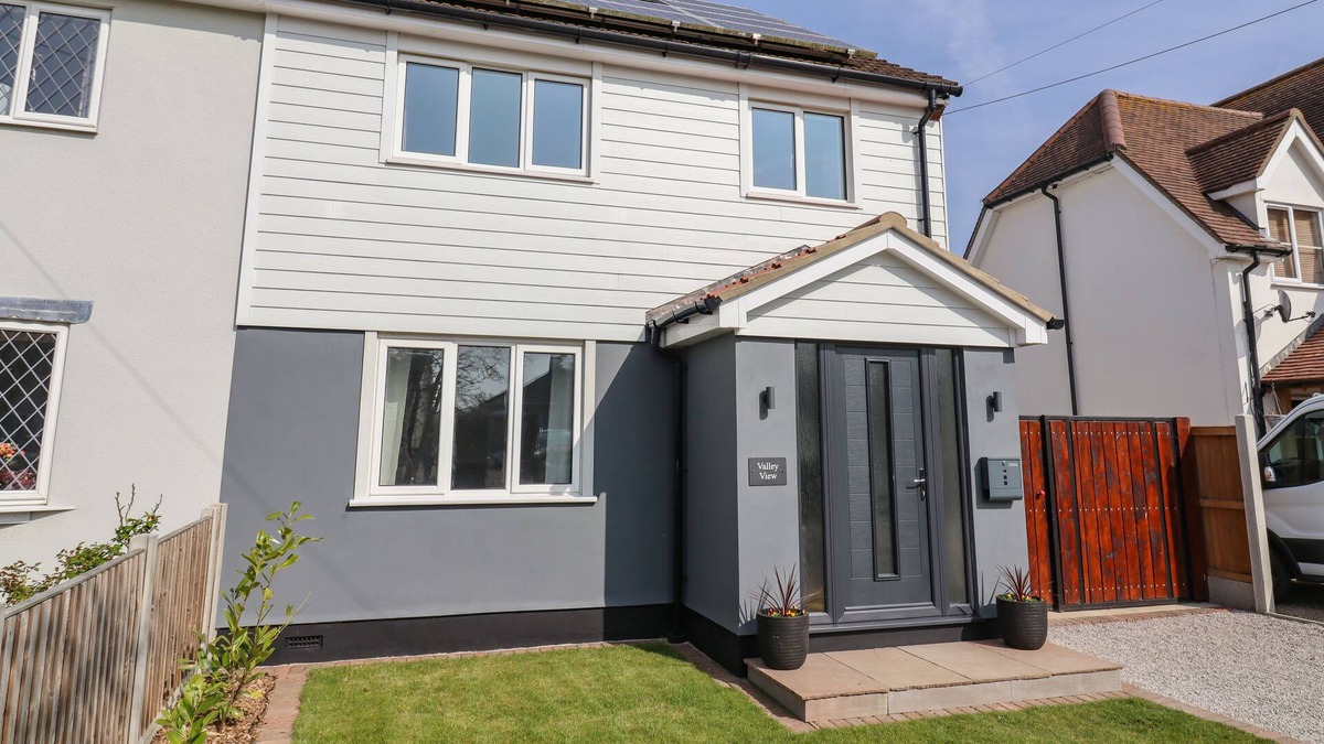 Mount Bures House | VALLEY VIEW, pet friendly, with hot tub in Pebmarsh