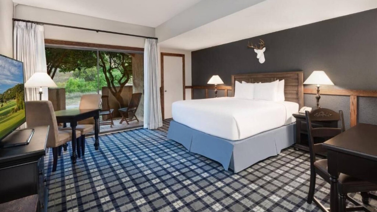 Boerne Hotel | Value Stay! Short Walk to San Antonio Rose Palace! Free Parking & Pet-friendly
