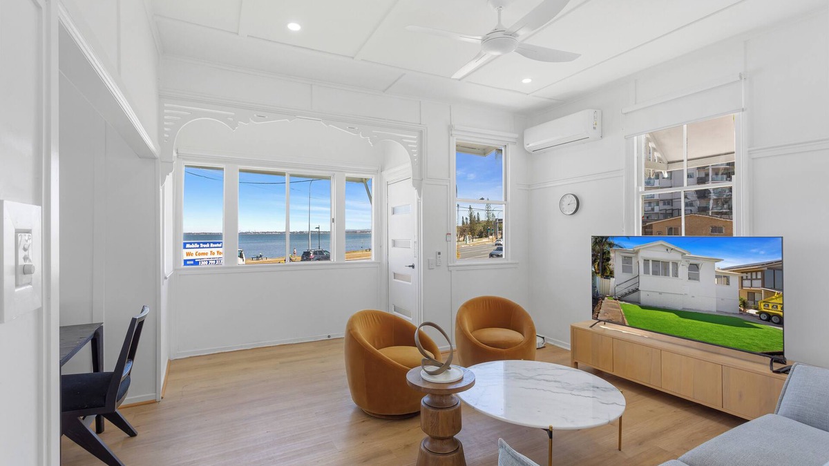Clontarf House | Vandy Beach House. Cosy with direct water views.
