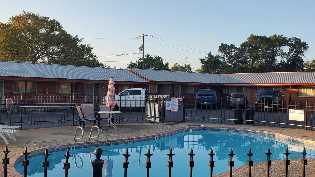Navasota Hotel | Vanguard Motel