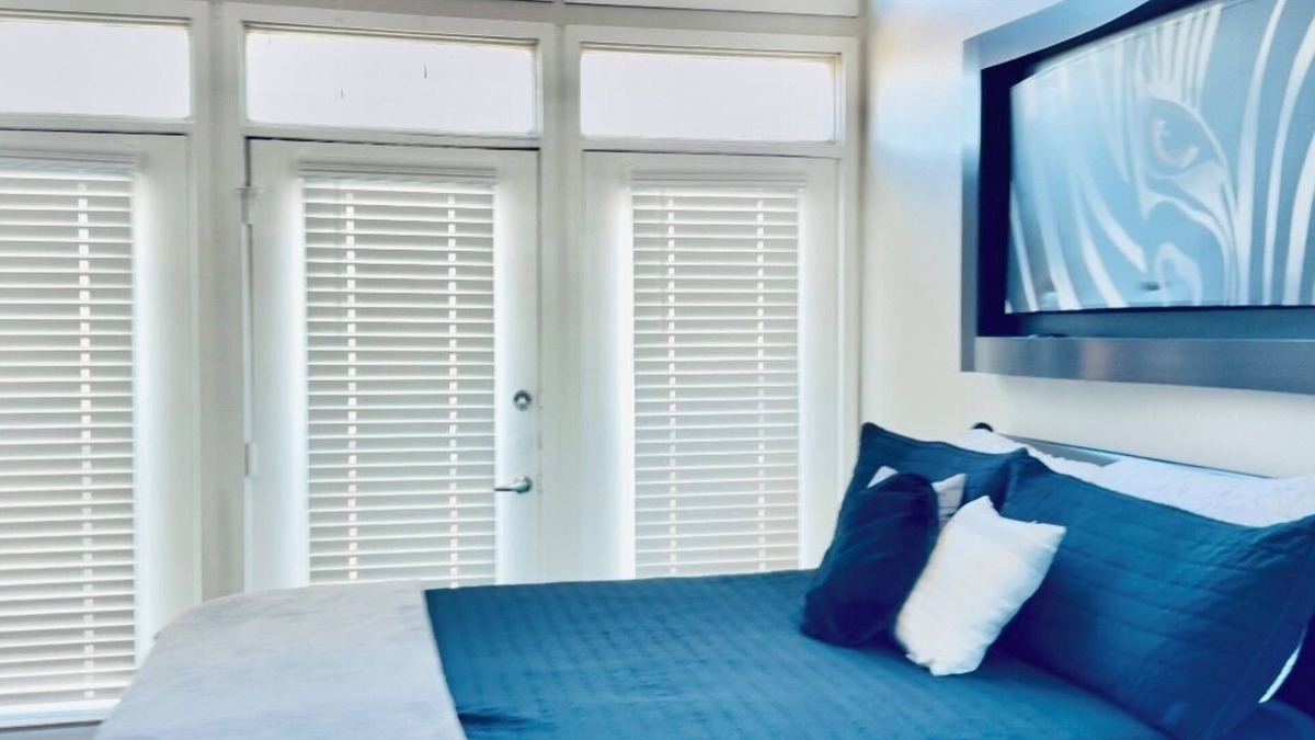 Downtown Fort Worth Apartment | Vanity 1.5 Bedroom Loft in Downtown Fort Worth Charming apartment