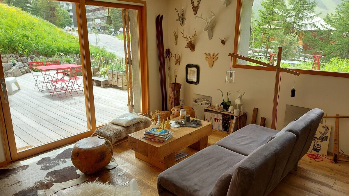 Les Claux Apartment | Vars les Claux. Terrace and garden. Private parking. Linen provided, beds made.