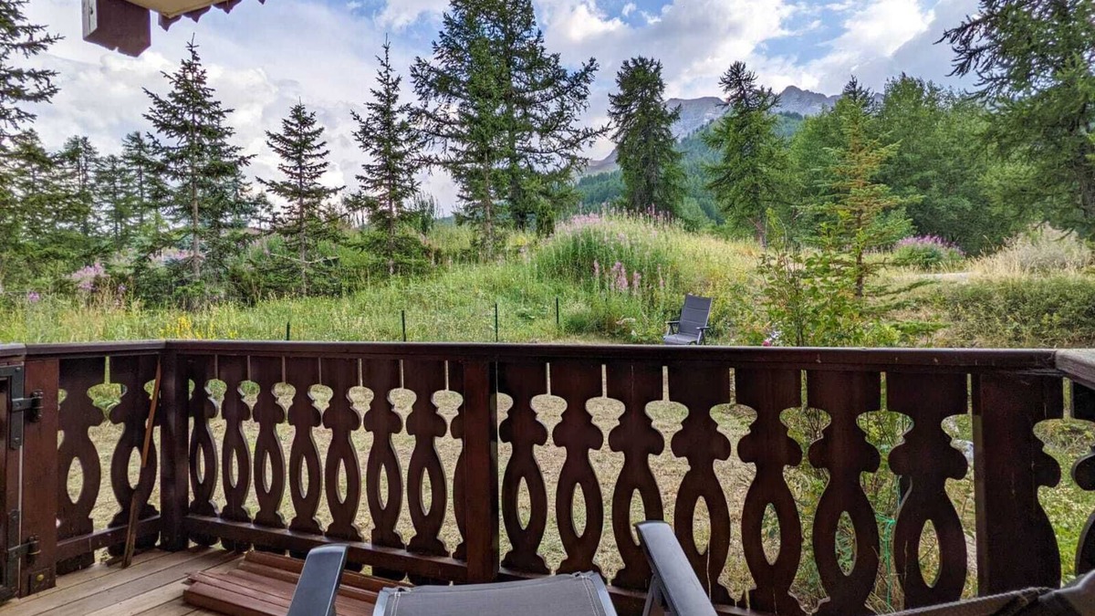 Les Claux Apartment | Vars T3. 6/8 persons with terrace and garden