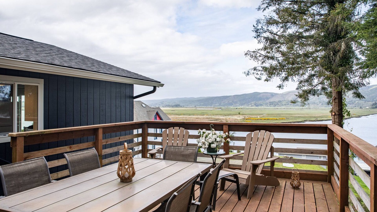 Pacific County House | Vast Views of the Willapa River