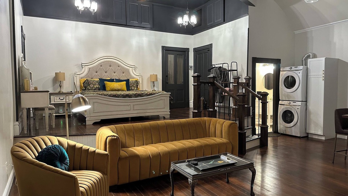McKittrick Apartment | Vaudeville Suite, Romantic King Stay Just 4 Min from Hermann Wineries