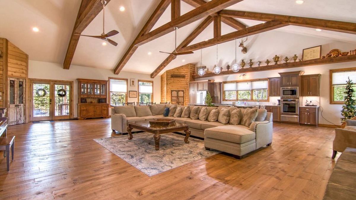 Blue Eye House | Vaulted Ceilings, Gourmet Kitchen Appliances, Hot Tub, Car Charger, Private, Comm Pool