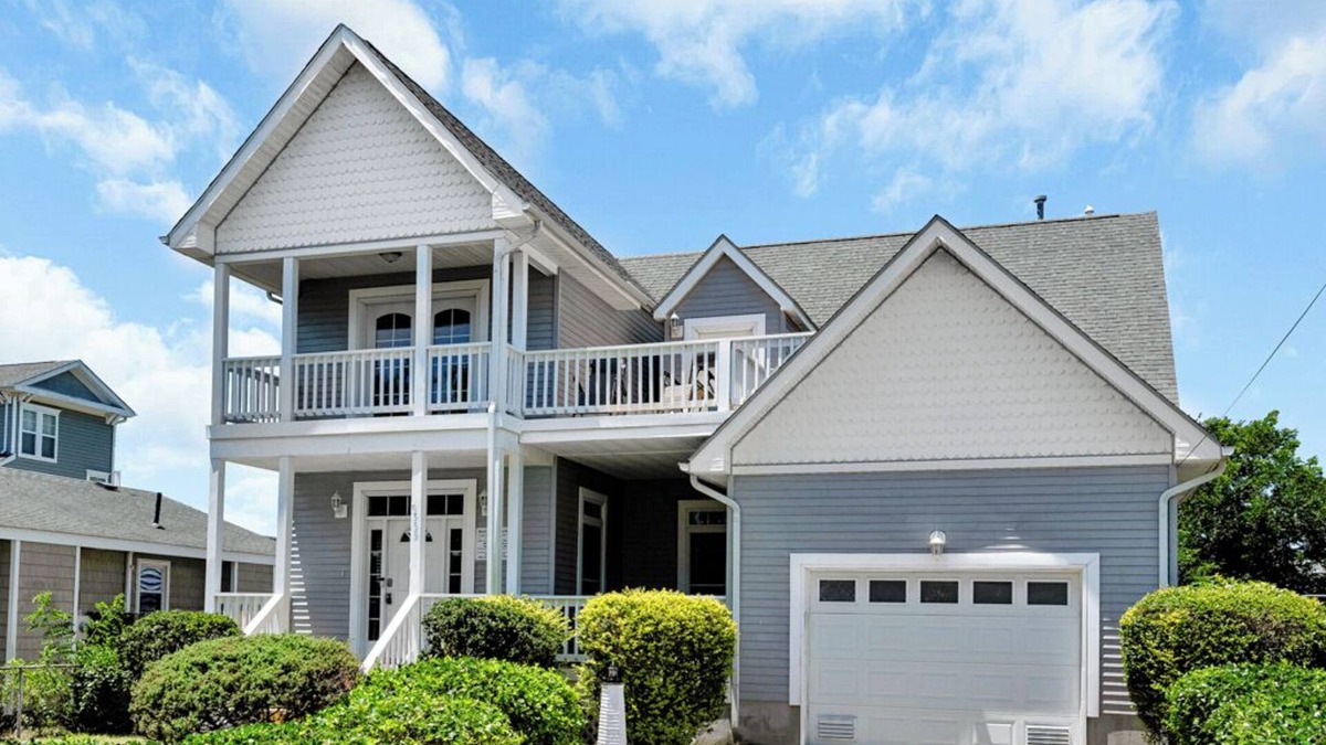 North Camellia Acres House | VB 4BR Beach Retreat 2 Suites Dogs Welcome