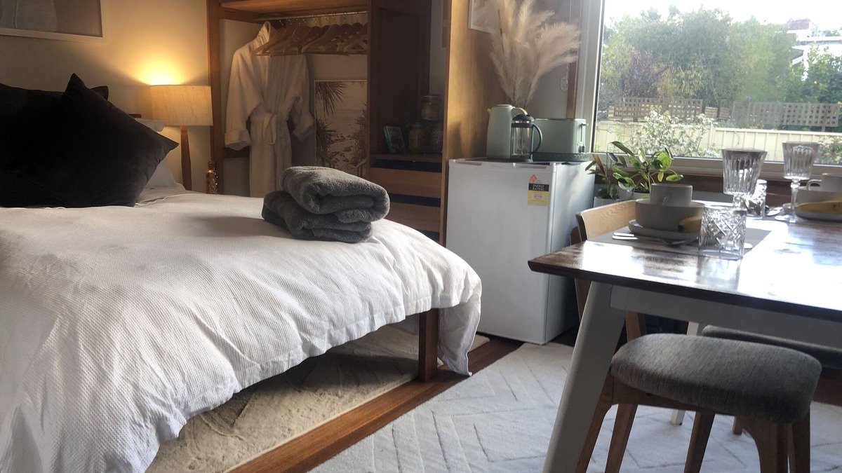 Newstead Bed & Breakfast | Vegan Homestay- Small Double Room w Shared Bathroom