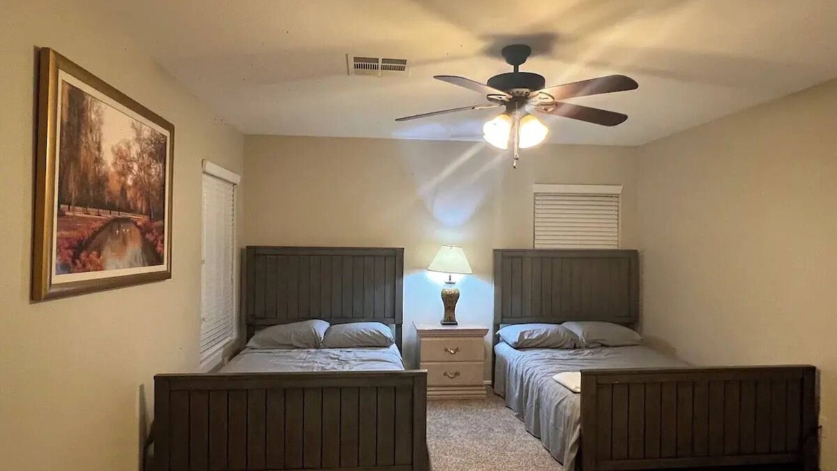 Sunrise Manor House | VEGAS DREAM HOME :6 BEDROOM ,7 BED+ 2 SOFA BEDS FOR ULTIMATE COMFORT