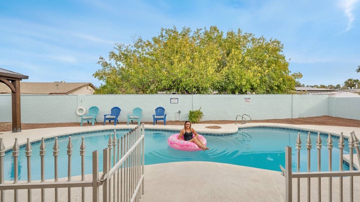 Rancho Oakey Apartment | Vegas Retreat -Single Story Pool&Hot Tub Games&BBQ