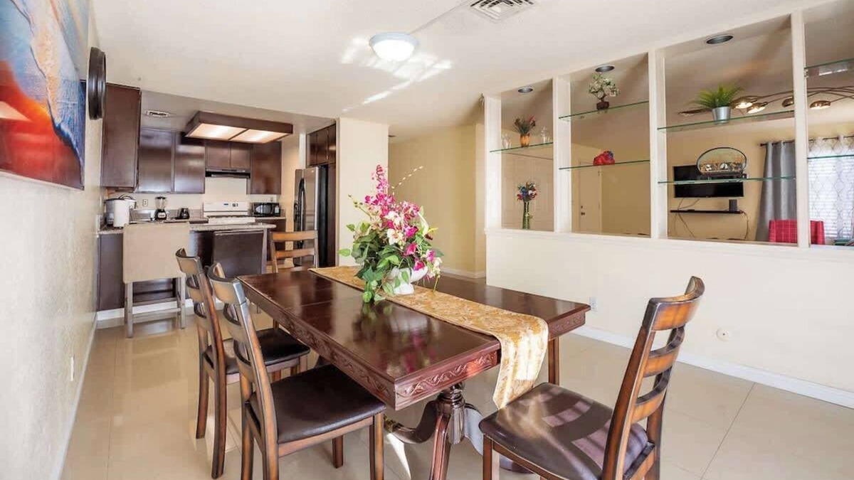 Spring Valley House | Vegas Vacation Haven- 15 min to Las Vegas Strip!