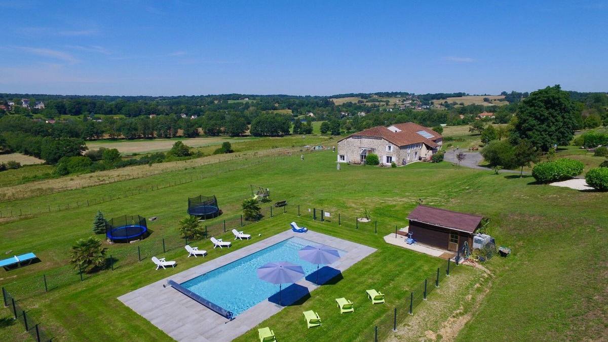 Availles-Limouzine Cottage | VéloGîtes - Entire building, the perfect place for family get-togethers?