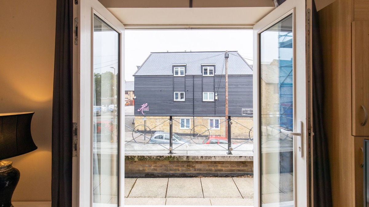 Hoddesdon Apartment | Velvet 1-bedroom Apartment With Balcony, Hoddesdon