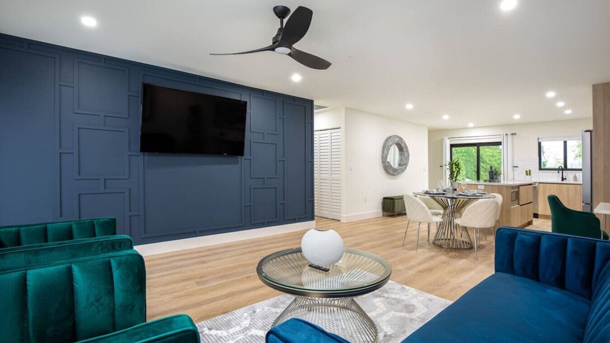 East Naples House | " Velvet Bloom " unique location 3mil to Downtown