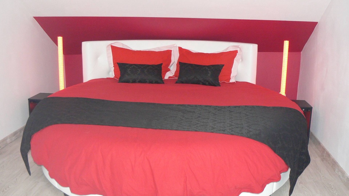 Saint-Laurent-la-Roche Bed & Breakfast | Venetian room