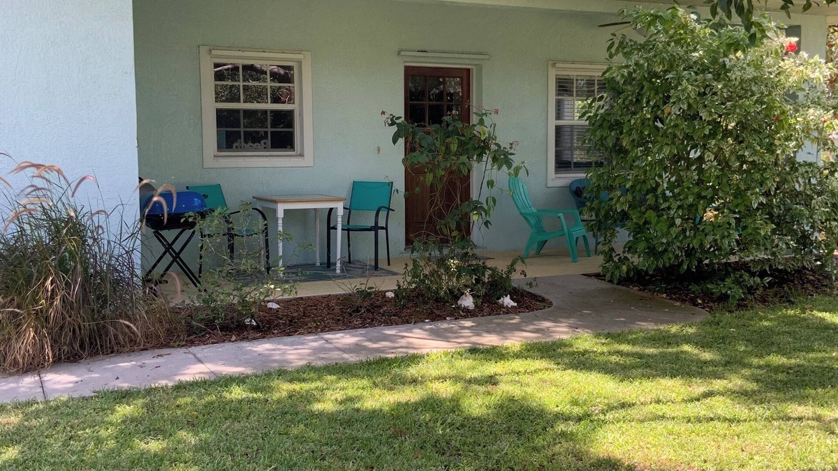 South Venice Cottage | Venetian Vacation! Close To Beaches, Restaurants & Shopping!