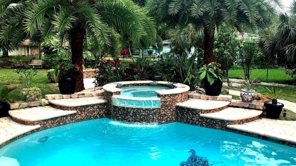 South Venice House | "Venice-Eden Lagoon House" A Salt Water Pool and Spa Oasis