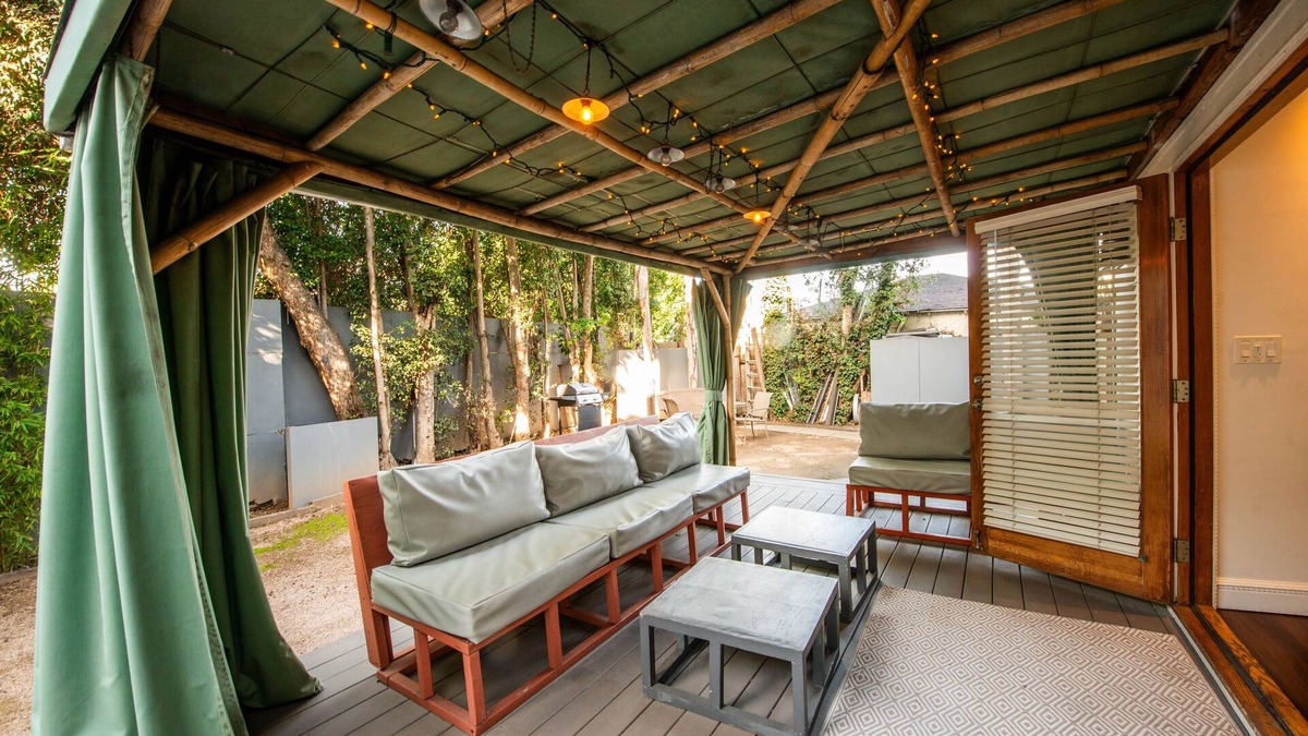 Venice House | Venice Studio With Outdoor Cabana Studio Bedroom Apts by RedAwning